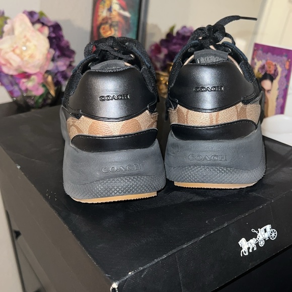 Coach - Picture 5 of 6